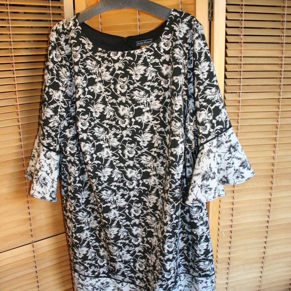 Jessica Howard Black Dress with White Flowers and Flowing Sleeves Size 20W